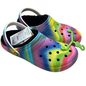Crocs NEW Men’s 10 Classic Spray Tie Dyed Fuzzy Lined Clog Rainbow Comfy Shoes